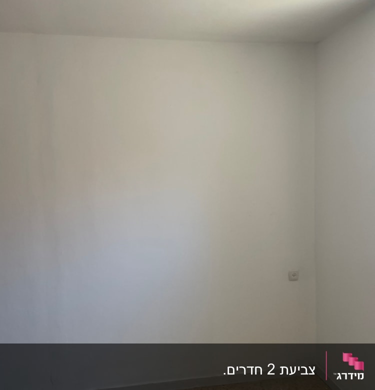 קיר צבוע בלבן עם שקע חשמל ותקרה עם נורה